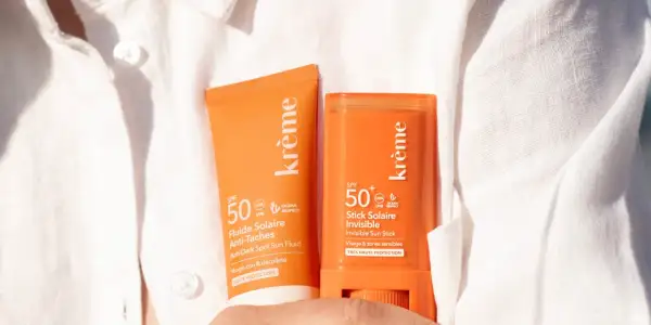 Deux produits solaires Krème SPF 50, un fluide et un stick, pour une protection optimale. Combien de temps pour une peau protégée ?