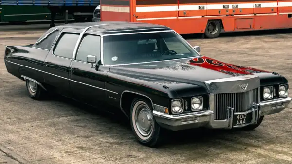 Svart Cadillac Fleetwood från 70-talet, en imponerande amerikansk klassiker med kromdetaljer och vinyltak.