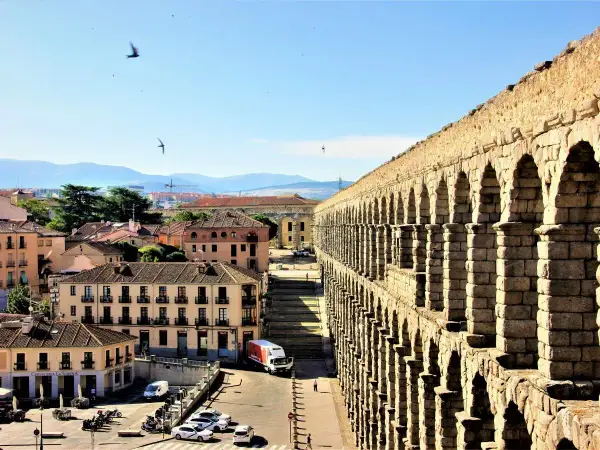 Impresionante acueducto romano, un ejemplo de arquitectura histórica, se alza sobre la ciudad con sus arcos de piedra.