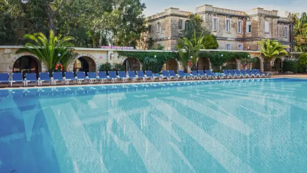 Disfruta de un refrescante baño en Malta, ideal para aprender inglés en un entorno vacacional.