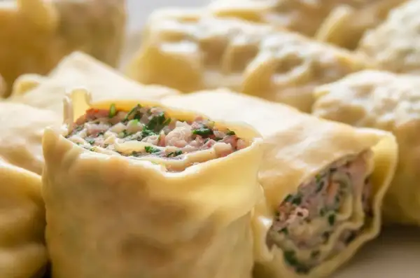 Zaguby podlaskie - pierogi z mięsem i ziołami, zbliżenie na farsz.