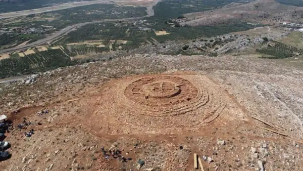 Ruines circulaires sur une colline rocheuse, rappelant un labyrinthe. Un site archéologique qui pourrait être le résumé du mythe du Minotaure.