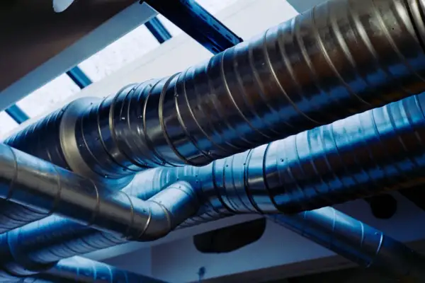 Ventilationsrör i metall som leder luft. Undrar du över installera friskluftsventil kostnad?