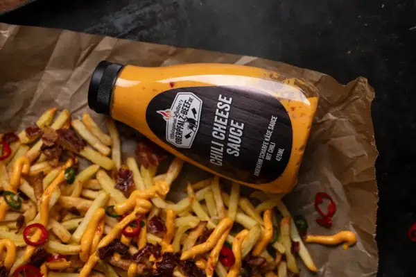 Leckere Chili Cheese Fries mit Speck und Jalapeños, beträufelt mit cremiger Chili Cheese Sauce.