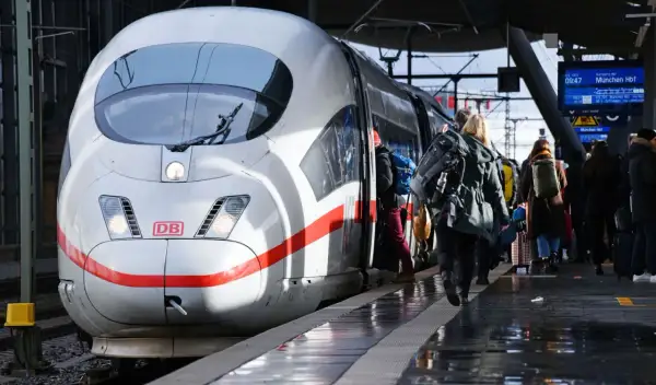 ICE nach Polen: Reisende steigen in den Zug. Ein ICE der Deutschen Bahn wartet auf dem Bahnsteig.