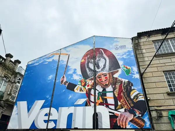 Mural en Verín con un lobo y un personaje de carnaval. ¡Descubre qué ver en Verín y su cultura!