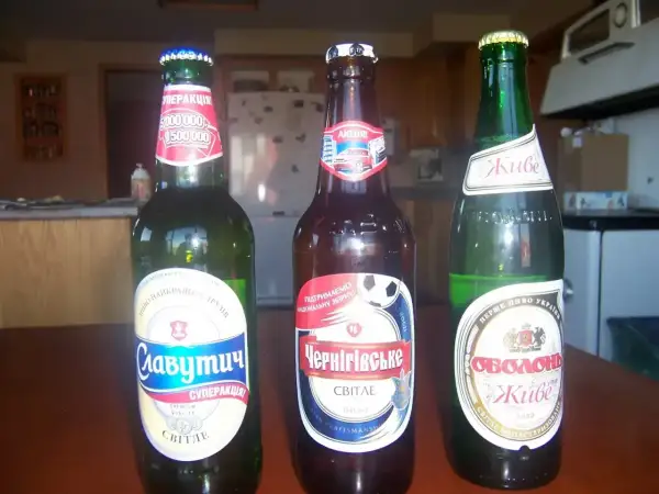 Trzy butelki ukraińskiego piwa: Slavutych, Chernihivske i Obolon.