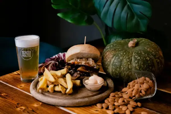 Hamburger, patatine, birra artigianale e zucca: un perfetto abbinamento cibo birra per un pasto autunnale.