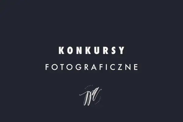 Konkursy fotograficzne dla młodzieży. Logo "Niezłe Aparaty" na ciemnym tle.