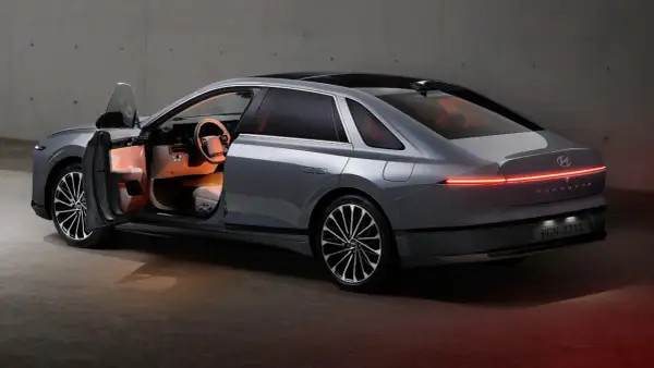 Elegancki Hyundai Grandeur z otwartymi drzwiami, ukazujący luksusowe wnętrze i nowoczesne tylne światła.