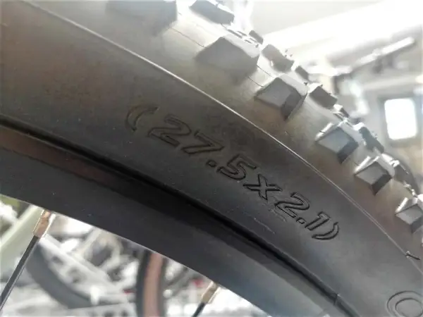 Opona rowerowa 27.5x2.1. Dowiedz się, jak dobrać dętkę do opony, by uniknąć problemów.