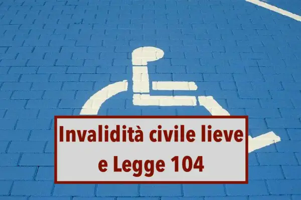 Segnale di parcheggio disabili su sfondo blu. Testo: "Invalidità civile lieve e Legge 104". Utile per capire invalidità 33 per cento esempi.