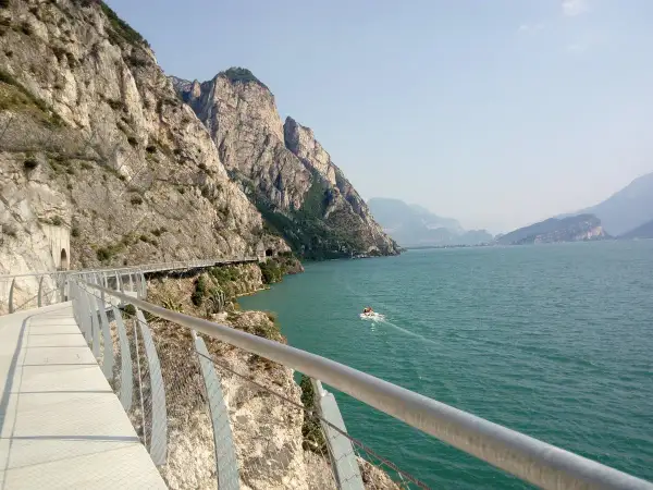 La ciclovia del Garda, un percorso mozzafiato a picco sul lago, tra gallerie e panorami alpini.