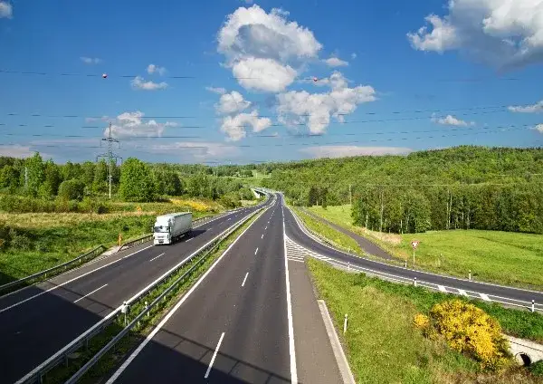 Kto ma pierwszeństwo na autostradzie? Poznaj kluczowe zasady bezpieczeństwa
