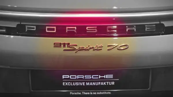 Tylna część samochodu Porsche z napisem "911 Spirit 70" i logo "Exclusive Manufaktur".