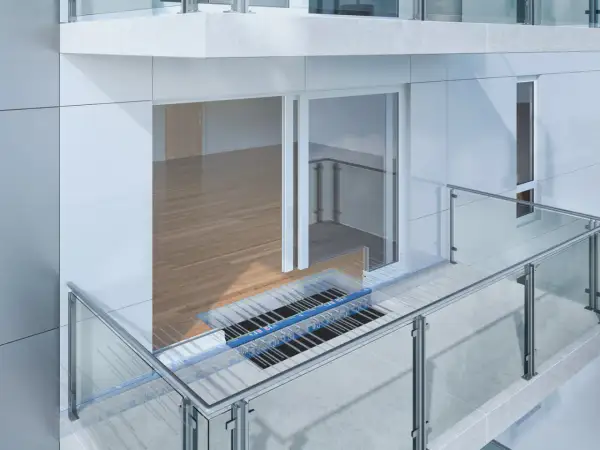 Przekrój nowoczesnego balkonu z widocznym połączeniem balkonu ze stropem, systemem ogrzewania i szklaną balustradą.
