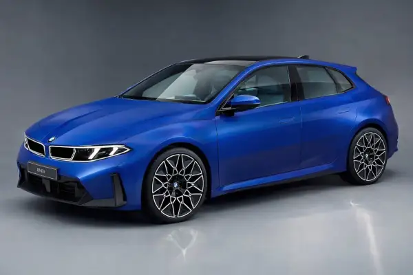 Niebieski BMW hatchback z czarnym dachem i futurystycznymi felgami.