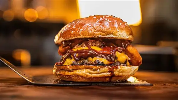 Le Secret du Smash Burger Maison : Recette Croustillante & Juteuse