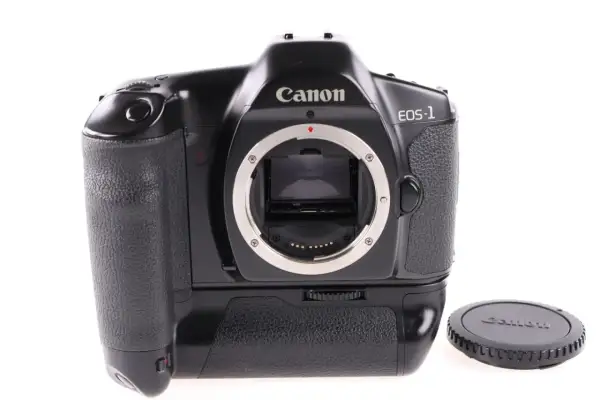Czarny Canon EOS-1, klasyk wśród aparatów analogowych, gotowy do uchwycenia niezapomnianych chwil.