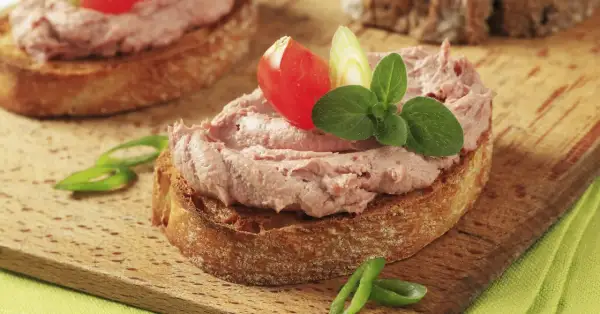 En smörgås med leverpastej, tomat och örter. Bra att veta att man kan frysa leverpastej för framtida smörgåsar.
