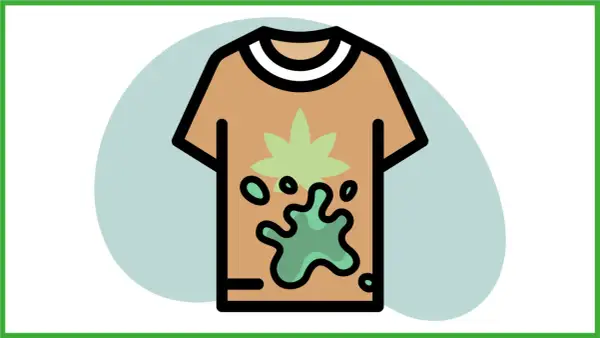 Maglietta marrone macchiata di verde, un promemoria visivo su come conservare i vestiti per evitare la muffa e mantenerli freschi.