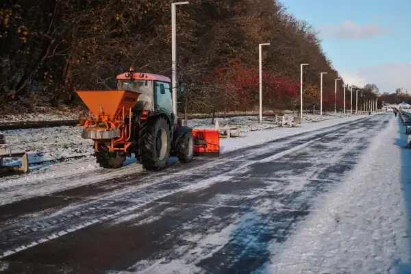 Kto odśnieża chodnik przy posesji? Sprawdź swoje obowiązki i kary