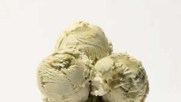 Tre kulor krämig pistage gelato med bitar av nötter.