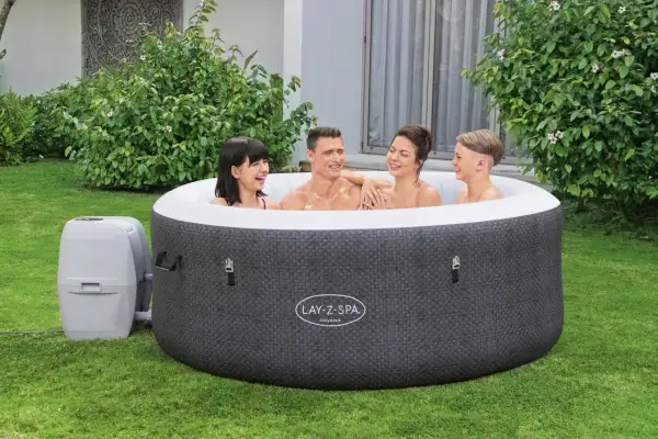 Rodzina cieszy się relaksem w dmuchanym jacuzzi ogrodowym Lay-Z-Spa Havana.