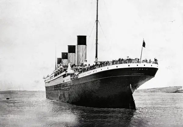 Detta är RMS Titanic, ett fartyg vars öde väcker frågor om hur många dog på Titanic.
