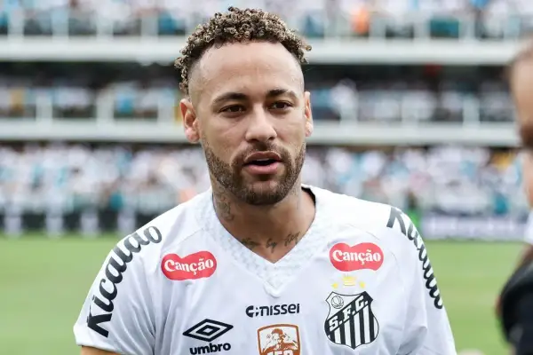 Piłkarz Neymar, znany z widowiskowych akcji, w białej koszulce z logo S.F.C.