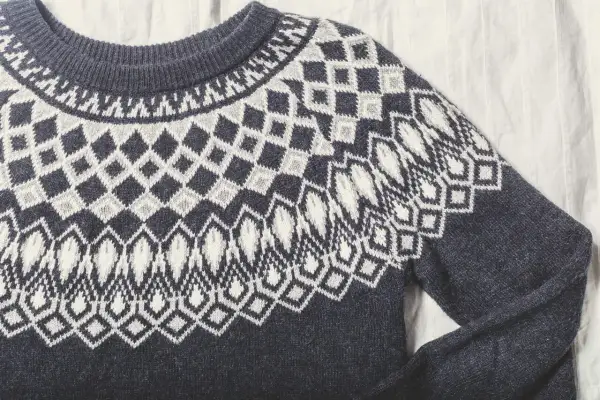 Sfilcowany sweter z norweskim wzorem w romby i łezki.