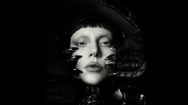 Lady Gaga w czerni, z pazurami i welonem, gotowa na swój kolejny elektryzujący koncert.