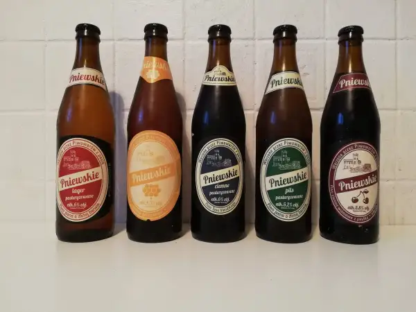 Pięć butelek piwa Pniewskie: jasne, pszeniczne, ciemne, pils i wiśniowe. Ciemne piwo to gatunek ciemnego piwa.