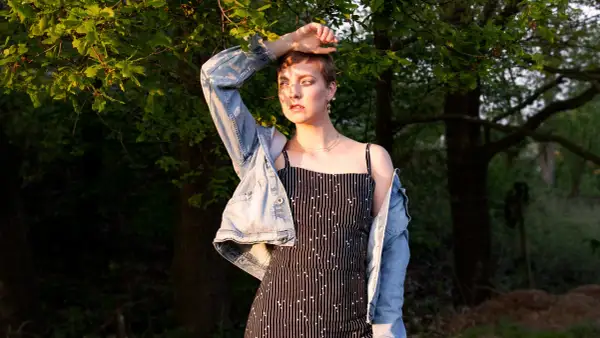 Leichtes Kleid mit Jeansjacke – perfekt, wenn du nicht weißt, was anziehen bei 30 Grad.