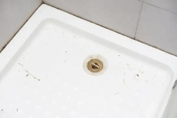Skuteczne sposoby na usunięcie pleśni z silikonu w kabinie prysznicowej