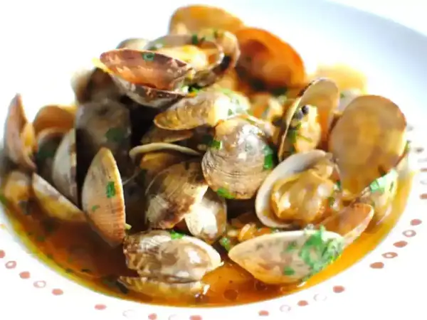 Un invitante sautè di vongole, profumato e ricco di sapore, pronto per essere gustato.