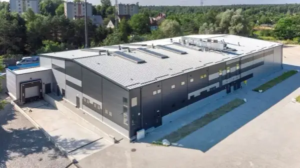 Jaka płyta warstwowa na warsztat? Wybierz najlepszą izolację i bezpieczeństwo