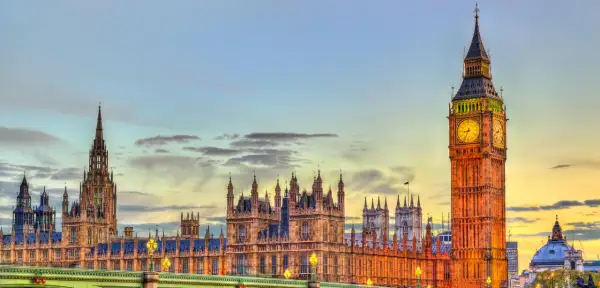 Big Ben und das Parlamentsgebäude in London bei Sonnenuntergang. Wie viele Tage braucht man, um diese Sehenswürdigkeiten zu erkunden?