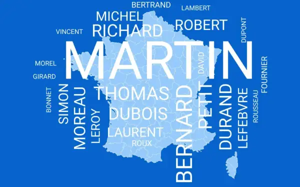 Carte de France avec des prénoms en blanc, dont "Martin" en grand. On y voit aussi "Thomas", "Dubois", "Laurent", "Roux", "Bernard", "Petit", "Durand", "Lefebvre", "Simon", "Moreau", "Leroy", "Bonnet", "Michel", "Richard", "Vincent", "Bertrand", "Lambe...