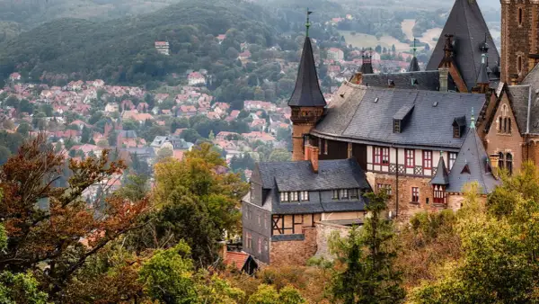 Blick auf Schloss Wernigerode mit der Stadt im Hintergrund. Entdecken Sie die **Geheimtipps Wernigerode** für Ihren nächsten Ausflug.