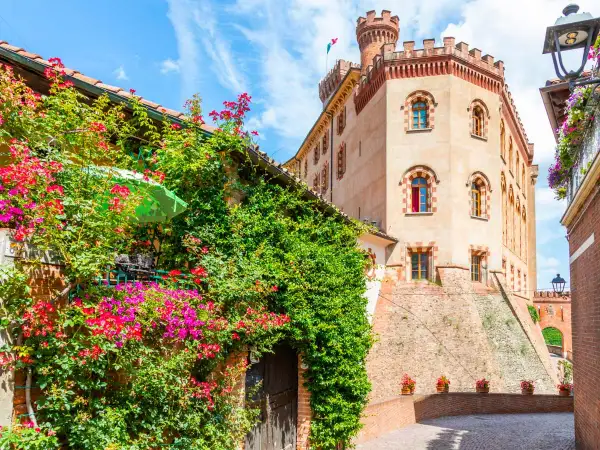 Un castello rosa e un muro di edera fiorita, un angolo incantevole per scoprire cosa vedere nelle Langhe.