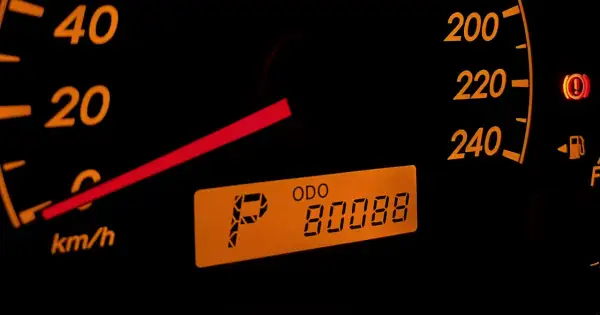 Na desce rozdzielczej widać prędkościomierz i cyfrowy **odometr co to** jest licznik kilometrów, który pokazuje 80088.