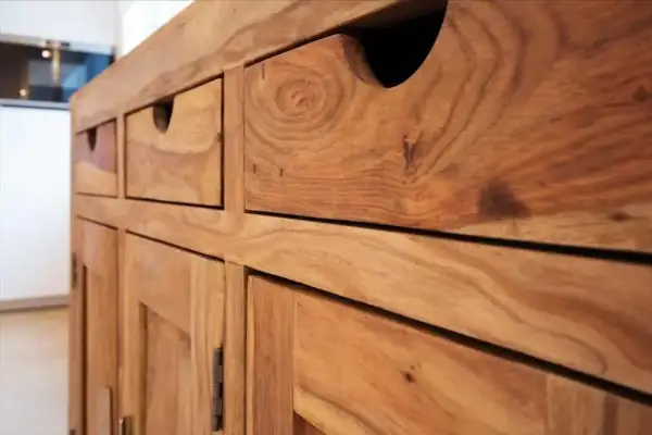 Mobile in legno con cassetti e ante, trattato con olio di lino per legno per esaltarne la venatura naturale.