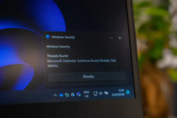 Komunikat "Windows Security" informuje o zagrożeniach. Zastanawiasz się, antimalware service executable jak wyłączyć? Kliknij "Dismiss".