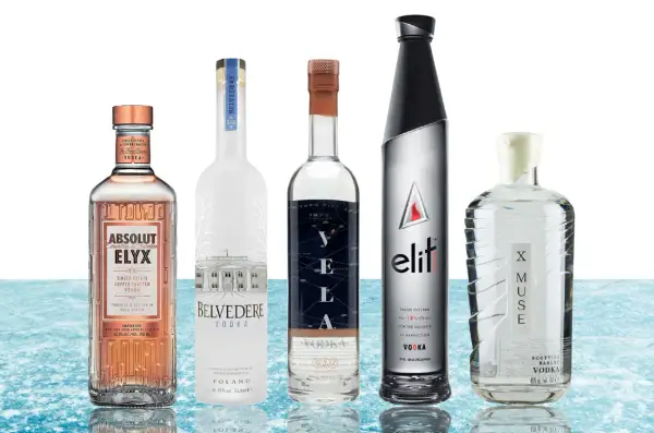 Pięć butelek wódki premium: Absolut Elyx, Belvedere, Yela, Elit i X Muse. Luksusowa wódka cena może być wysoka, ale jakość jest tego warta.