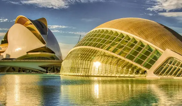 Edificios futuristas reflejados en el agua, parte de los impresionantes lugares turísticos de Valencia.