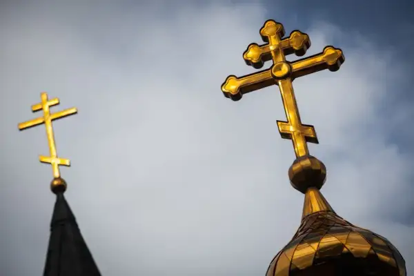 Złote krzyże prawosławne na tle nieba. Czy katolik może nosić krzyż prawosławny? Symbol wiary.