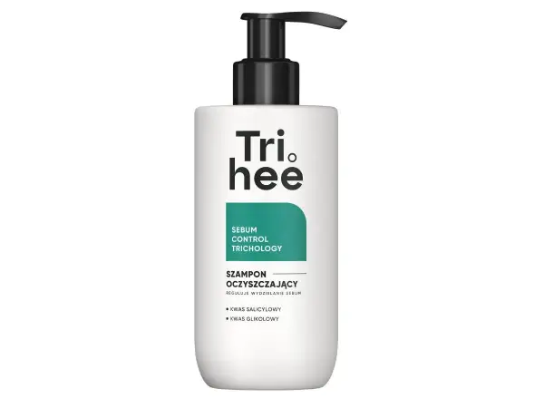 Biała butelka z pompką, na której widnieje logo Tri hee. Szampon oczyszczający reguluje wydzielanie sebum.