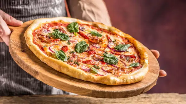 Domowa pizza z szpinakiem i cebulą. Czy domowa pizza jest zdrowa? Zależy od składników!