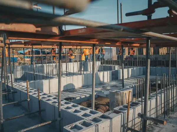 Ile bloczków na fundament? Oblicz dokładnie i uniknij strat